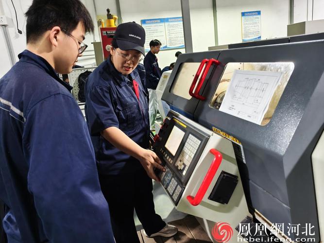 现代学徒制企业师傅指导学生操作机床