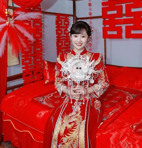 新郎胸前口袋露出红手帕一角婚礼搭配