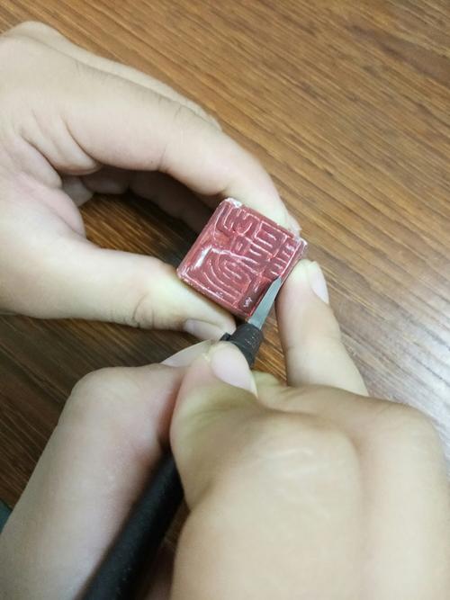 小朋友握安全儿童篆刻刀刻石头手部特写