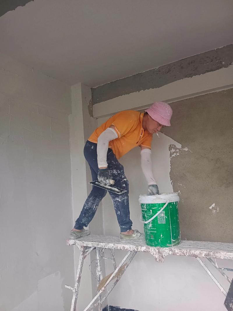 装修工人搅拌腻子粉现场
