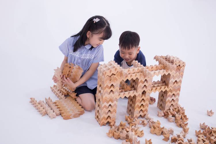 工业家庭亲子搭积木场景图
