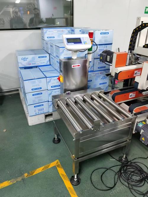 工厂流水线传送带滚筒粘料积垢实景图
