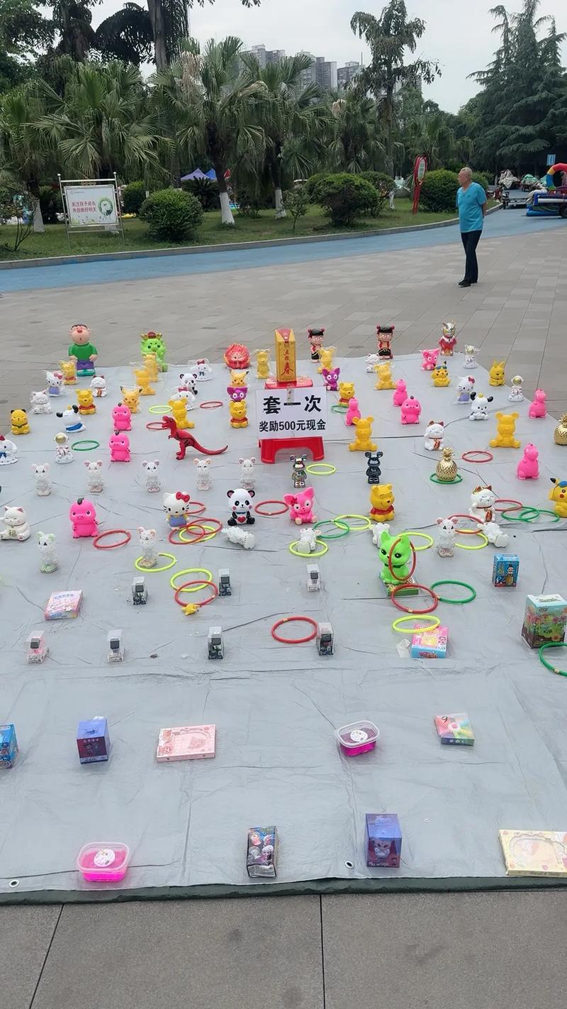 生日派对室外套圈圈游戏奖品摆件俯拍图
