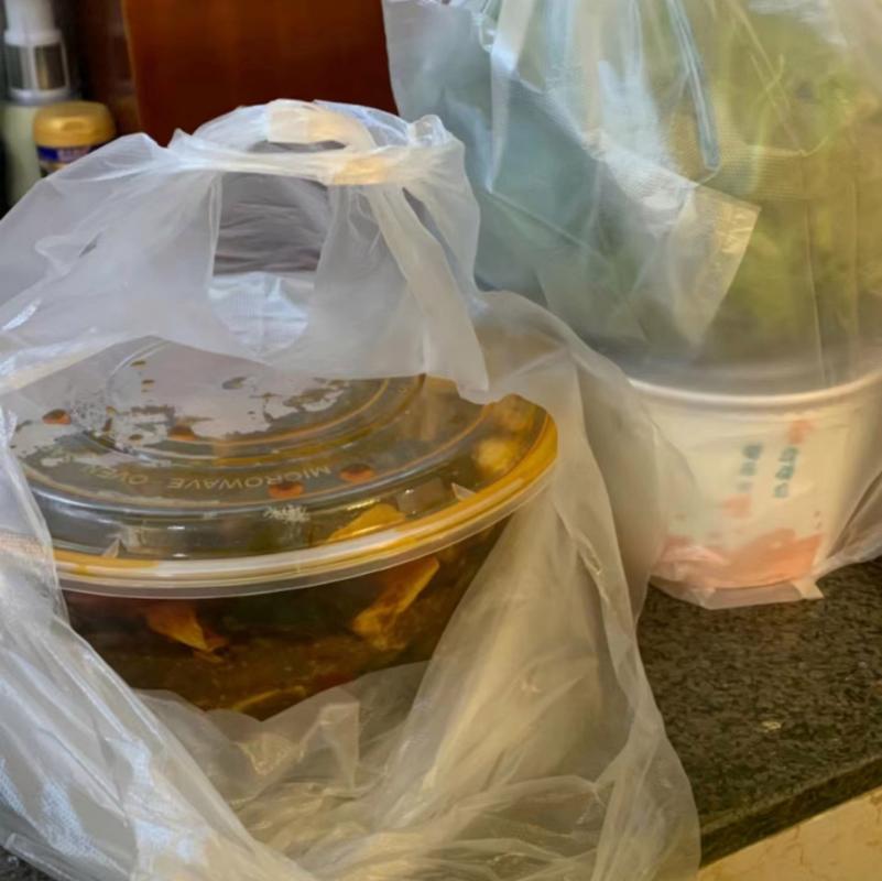 打开的保温便当盒里泡着软塌塌剩菜的实拍图