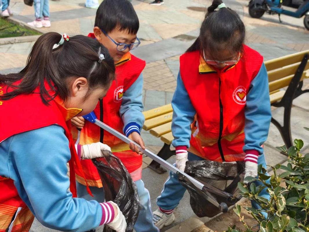 中小学生社区志愿服务活动现场合照
