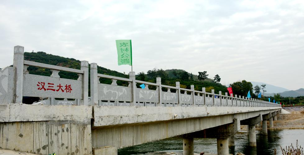 南漳沮河小三峡悬索吊桥下的清浅河滩