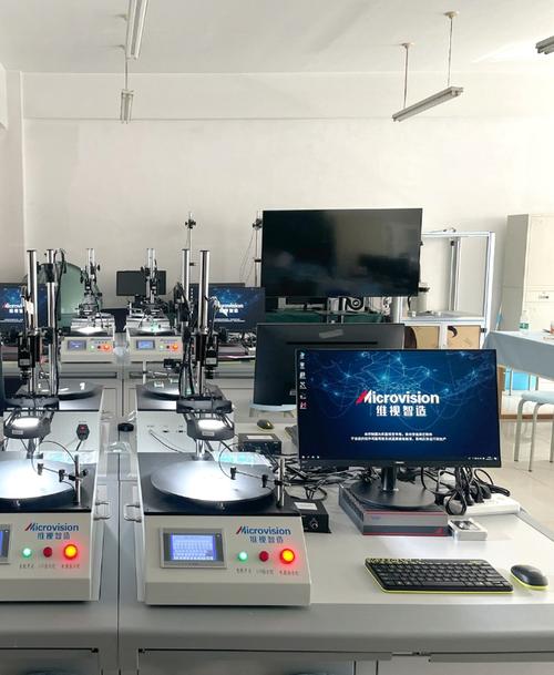 学生调试机器视觉检测工位现场图