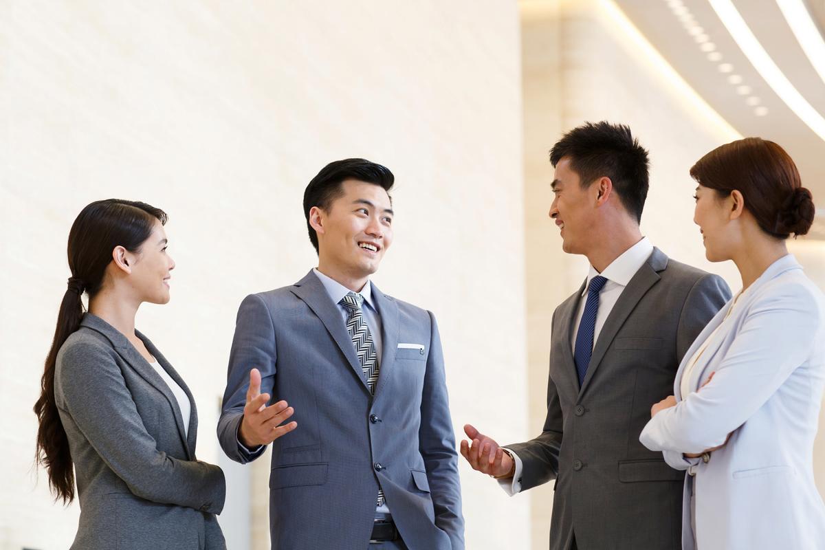 社交场合中运用肢体语言自信交谈的示范
