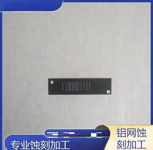 日本工匠用放大镜检查铝尺蚀刻刻度细节