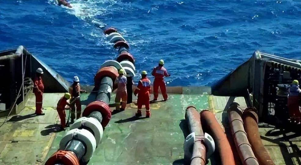 深海海域海底光缆铺设作业图