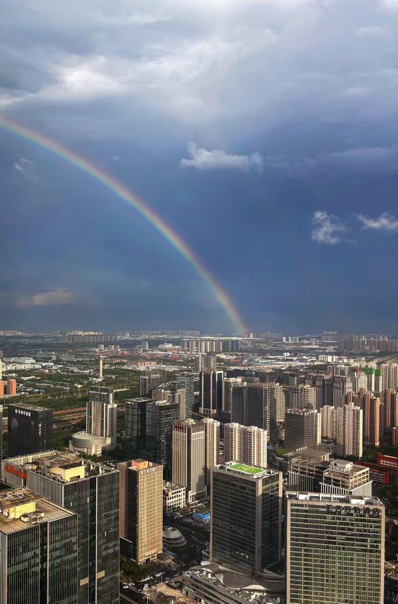 盯着彩虹,我突然想起那个被闪电劈过的夏天-因为所以