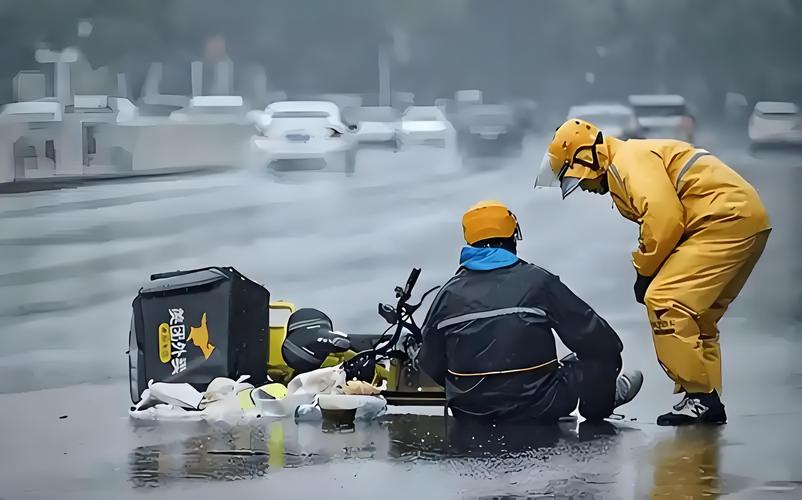 零工经济外卖骑手在雨中奔波场景