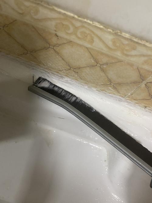 旧硬毛牙刷清理卫生间淋浴区瓷砖缝隙浮灰