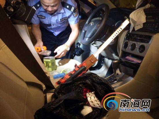 警方搜查车辆发现毒品现场