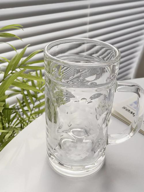 放在办公桌面的35℃温白开小玻璃杯