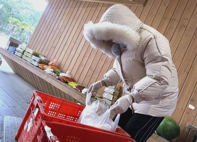 社区团购自提点商家在小区门口整理货物的实拍