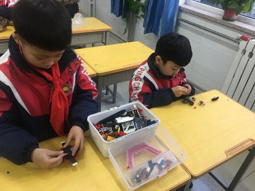 小学课堂孩子拆拼手工零件桌面场景