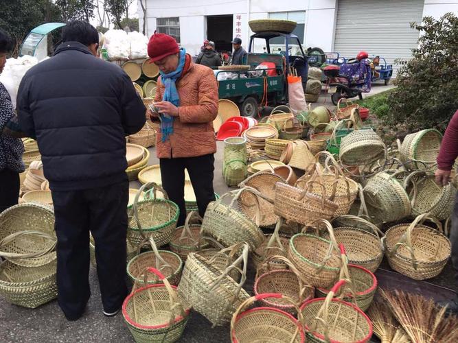 秋浦河矶滩乡早市摆卖河鲜的竹篮