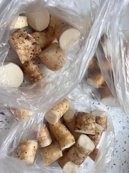 掰开后内部长霉的干山药片实物图