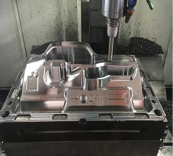 数控电火花成型机床加工完成的汽车车灯模具成品