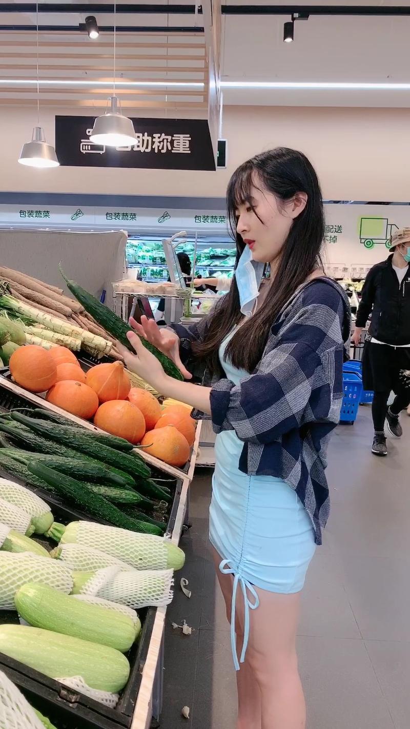 小区菜店老板娘个人IP日常实拍图