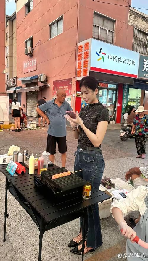 短视频平台上用户用烤摊摊主肖像合成的短剧片段截图