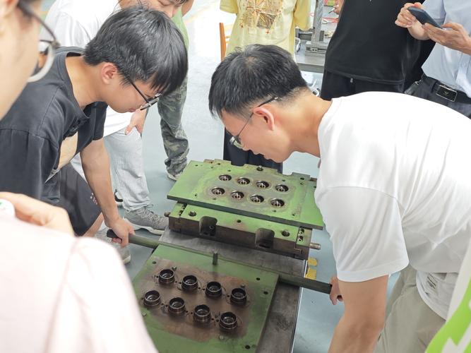 工业培训AR辅助模具拆装现场