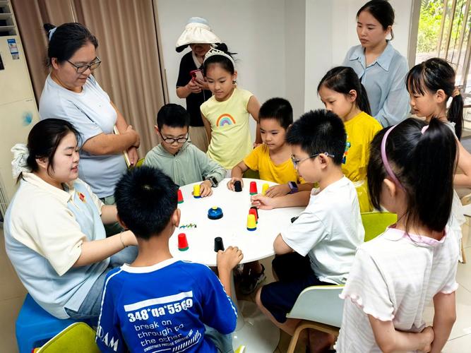 五岁孩子玩桌游输了撇嘴哭家庭实拍图