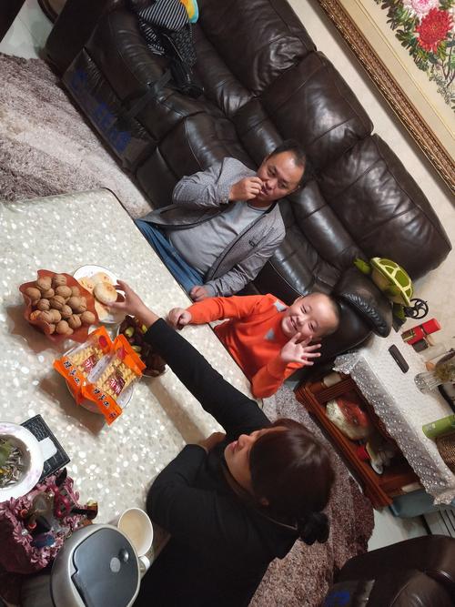 一家三口一起做中秋月饼的生活化实拍