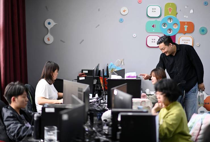 新手Leader分配任务办公室场景图
