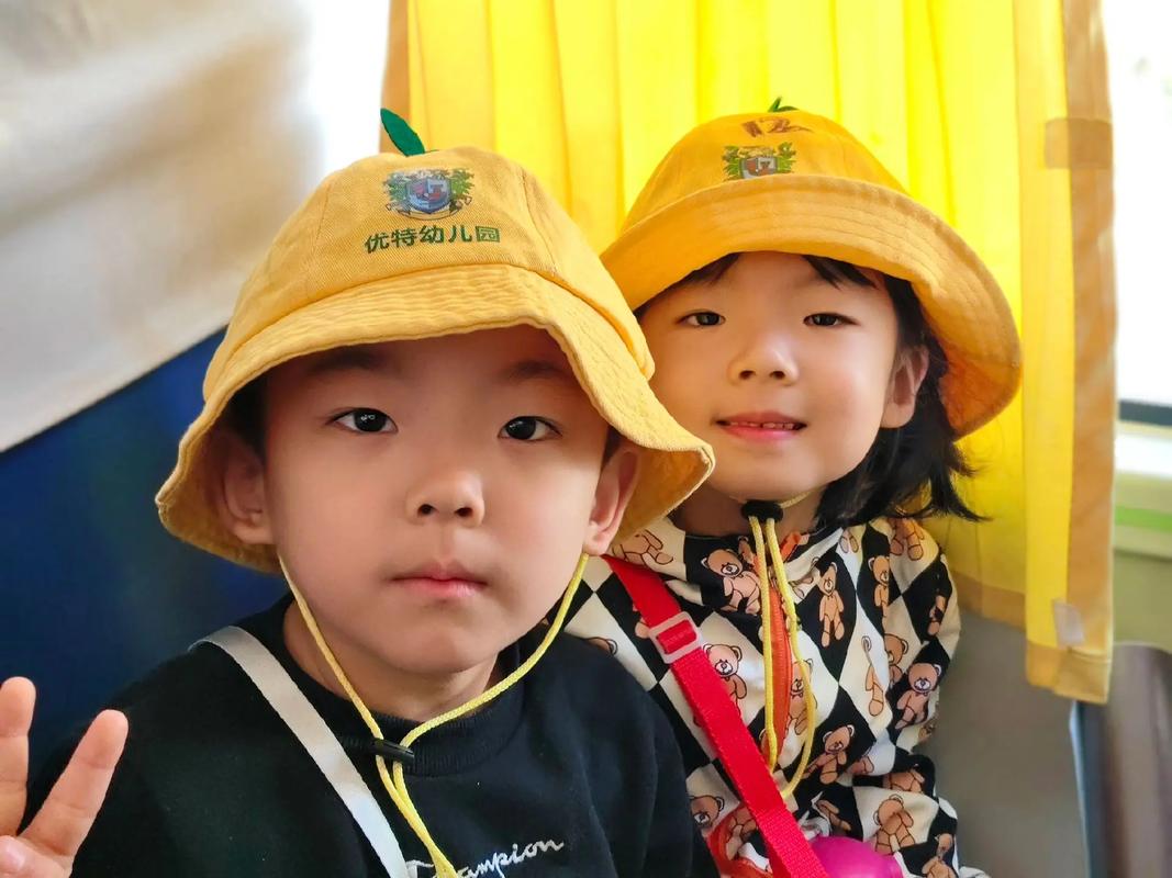 孩子戴着安全帽在工业博物馆展览模型前