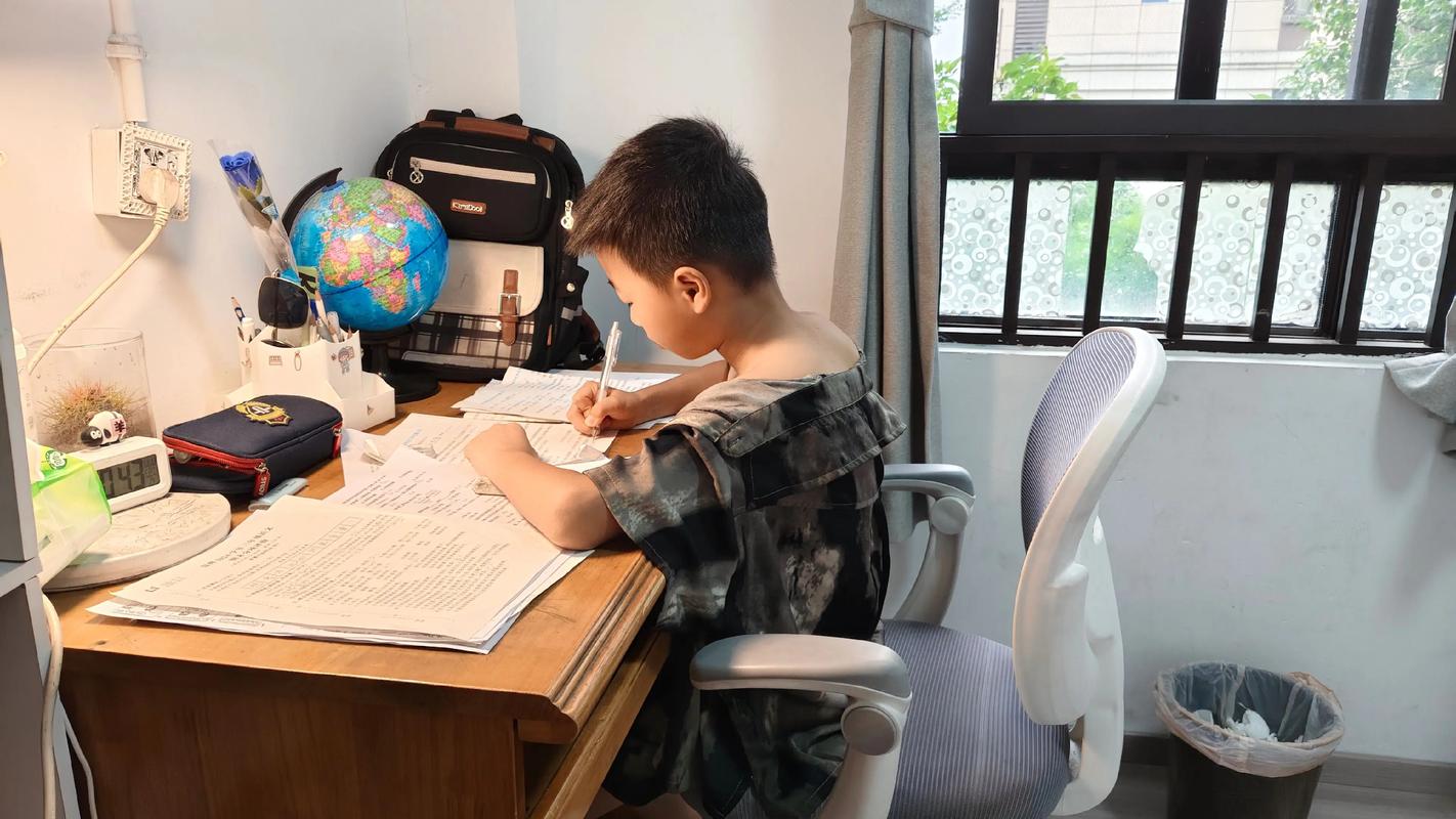 家长使用计时器帮助小学生分阶段完成作业的场景