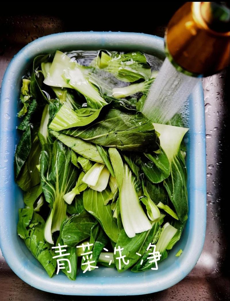 家常菜厨房灶台炒青菜过程