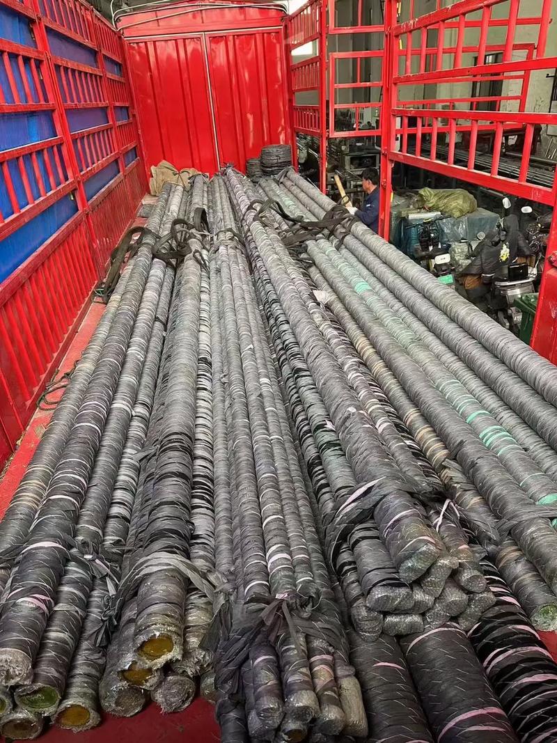 油缸生产车间废品区实拍，堆放的缺陷缸筒和活塞杆