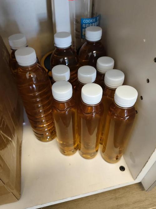 家庭封闭式橱柜阴凉处存放的密封食用油