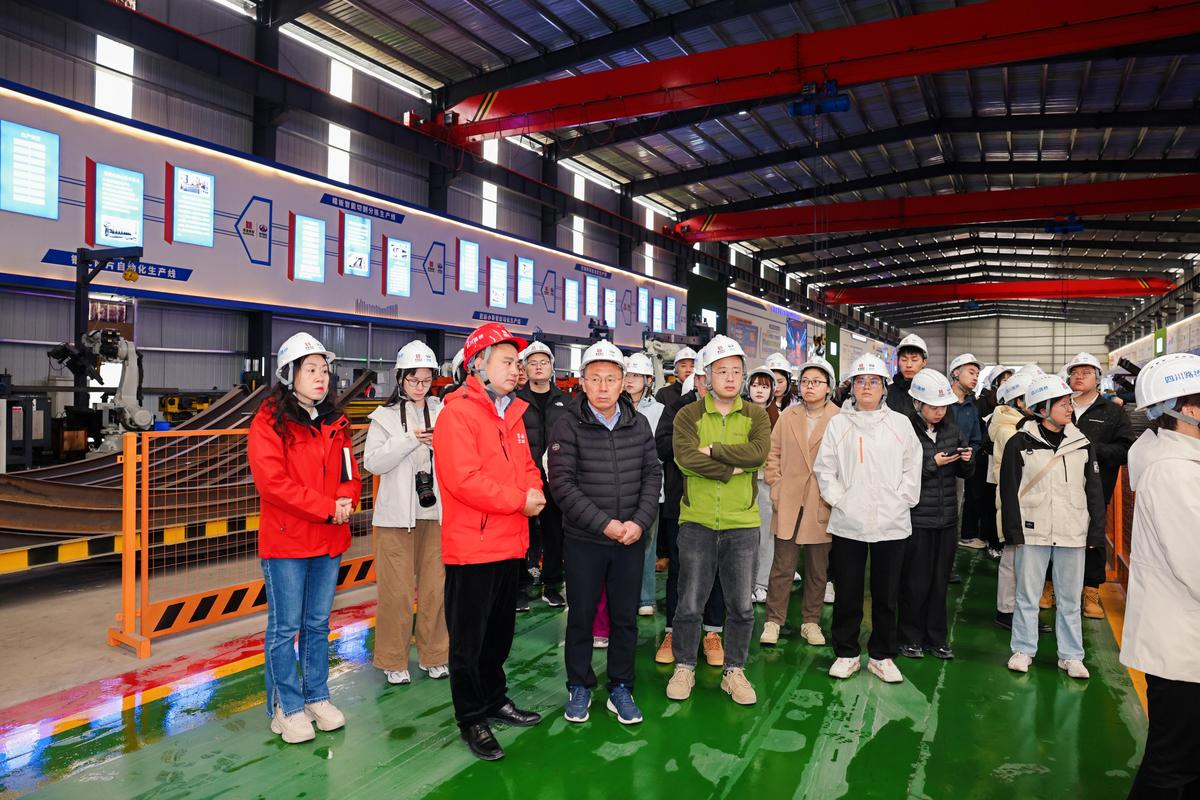 小朋友跟着工程师爸爸参观现代化工厂车间