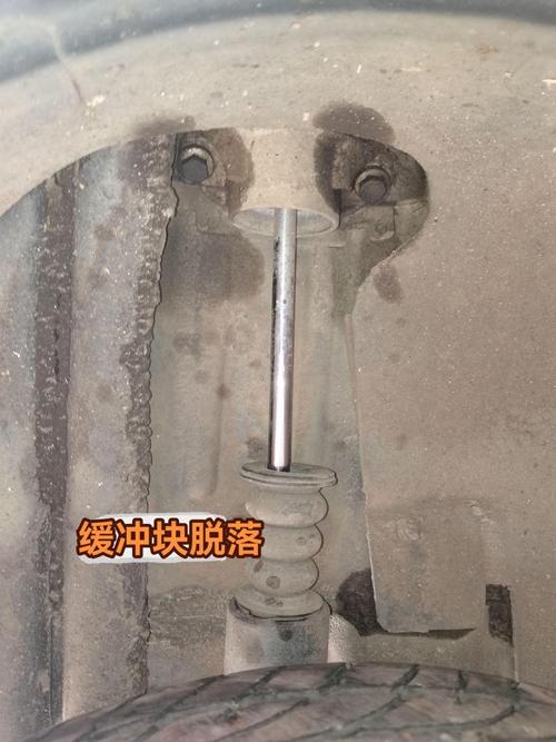举升机上汽车前减震器缓冲块碎裂实拍
