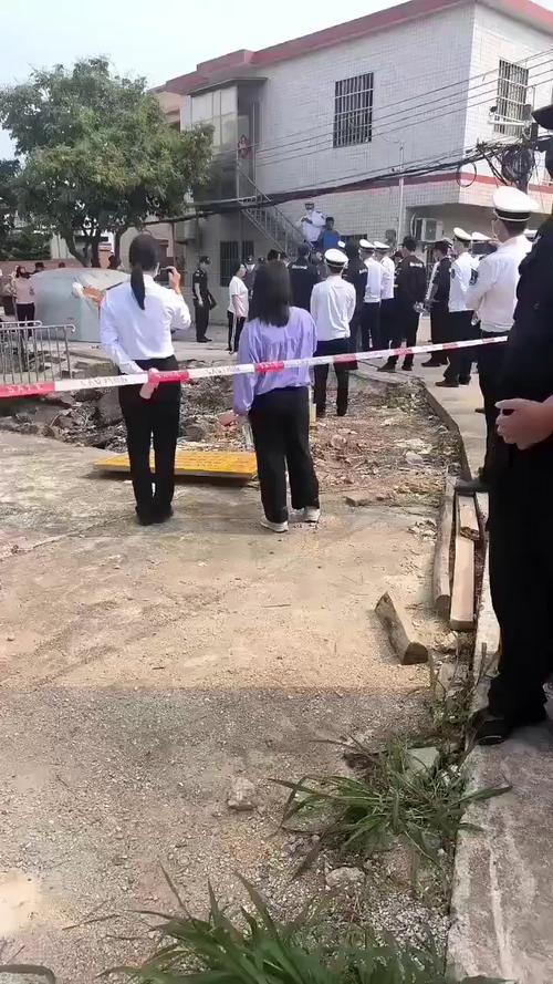 强制拆除现场警戒线与对峙争议