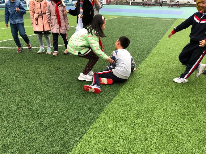 小学生摔跤后站起来拍土反思场景图