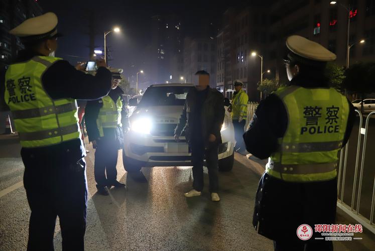 醉酒男子驾驶自动驾驶车辆被交警查处现场