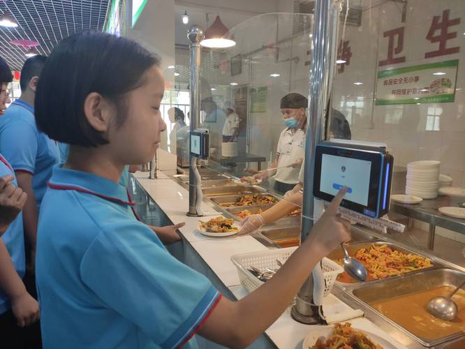 小学食堂智慧餐台识别学生过敏信息场景