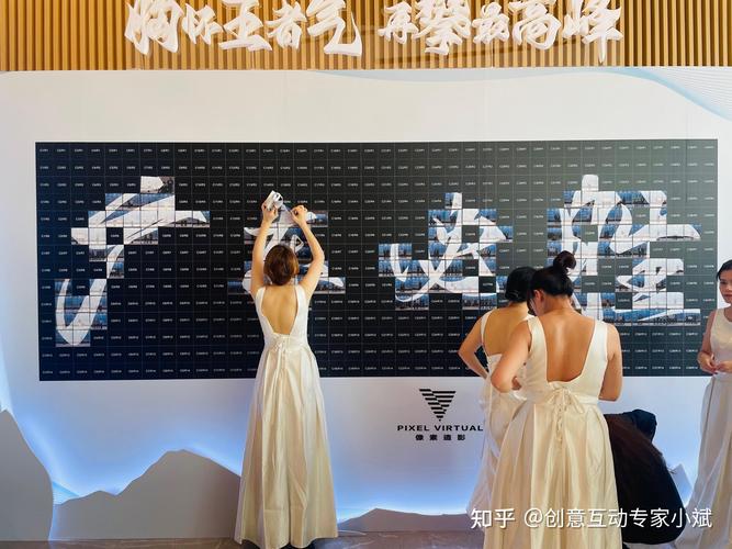 宾客正在拼图签到处拼图特写