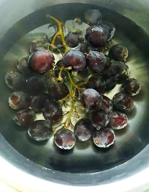 面粉水清洗葡萄前后对比图