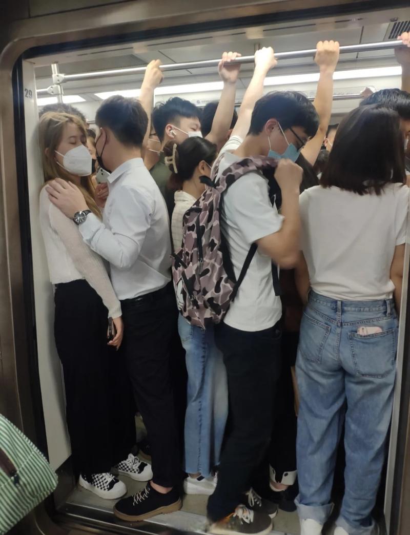 挤地铁的第300天,我终于悟了这些通勤放松方法-仁者医
