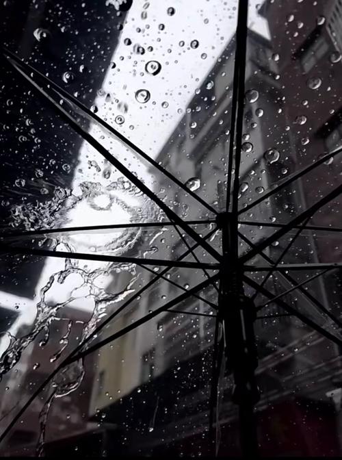 伞面边缘雨水飞溅轨迹实拍