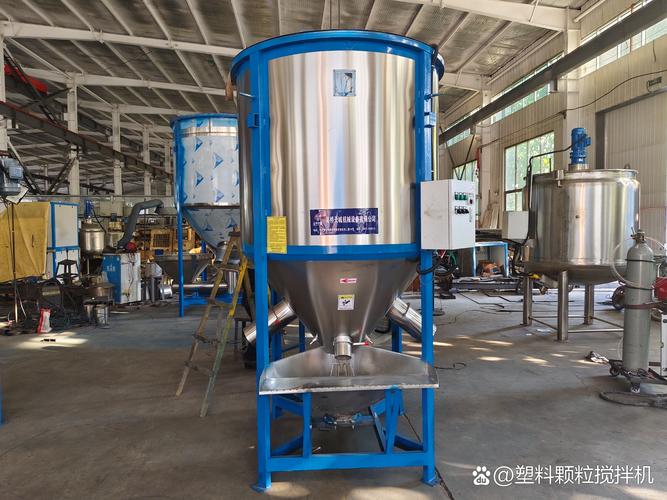 塑料搅拌机厂家车间成品机与易损件备货区