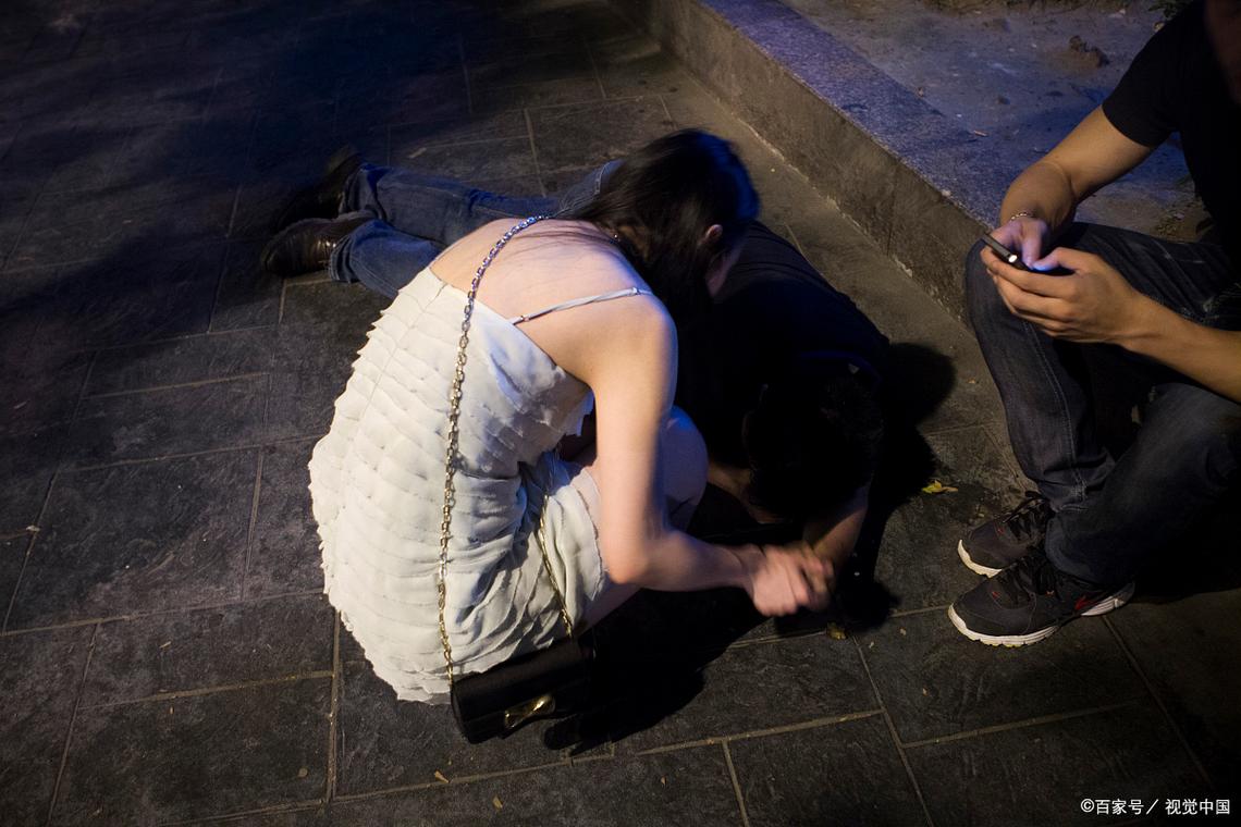 夜间小巷女子反抗醉酒侵害场景图