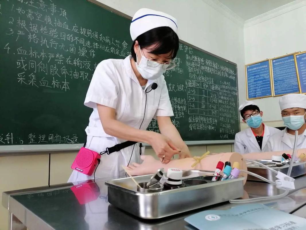 职高护理专业学生模拟输液操作