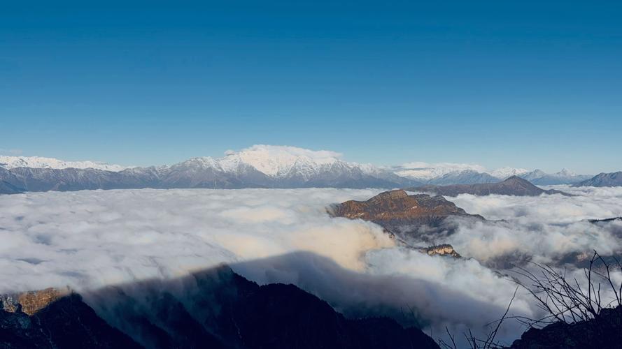 牛背山云海散尽后的空谷全景