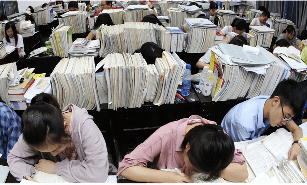 拥挤的考研辅导班大课教室，学生表情疲惫